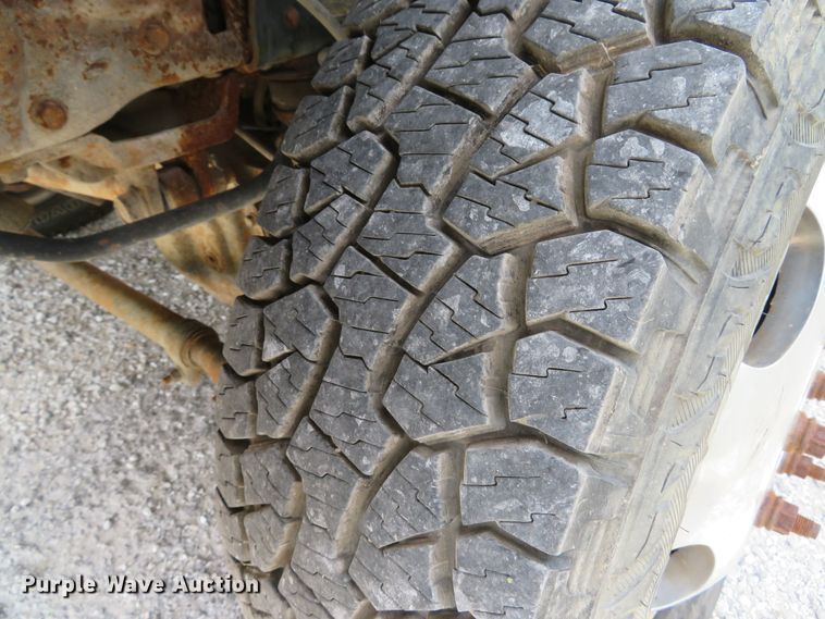 image for item DE8258 2006 Ford F350 Super Duty XLT Crew Cab utility bed pickup truck