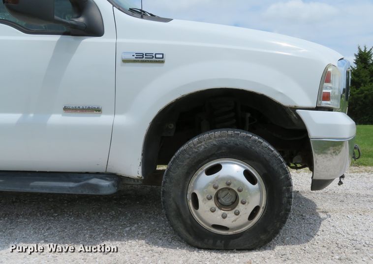 image for item DE8258 2006 Ford F350 Super Duty XLT Crew Cab utility bed pickup truck