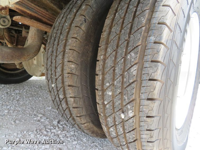 image for item DE8258 2006 Ford F350 Super Duty XLT Crew Cab utility bed pickup truck