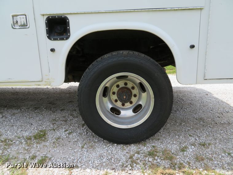 image for item DE8258 2006 Ford F350 Super Duty XLT Crew Cab utility bed pickup truck