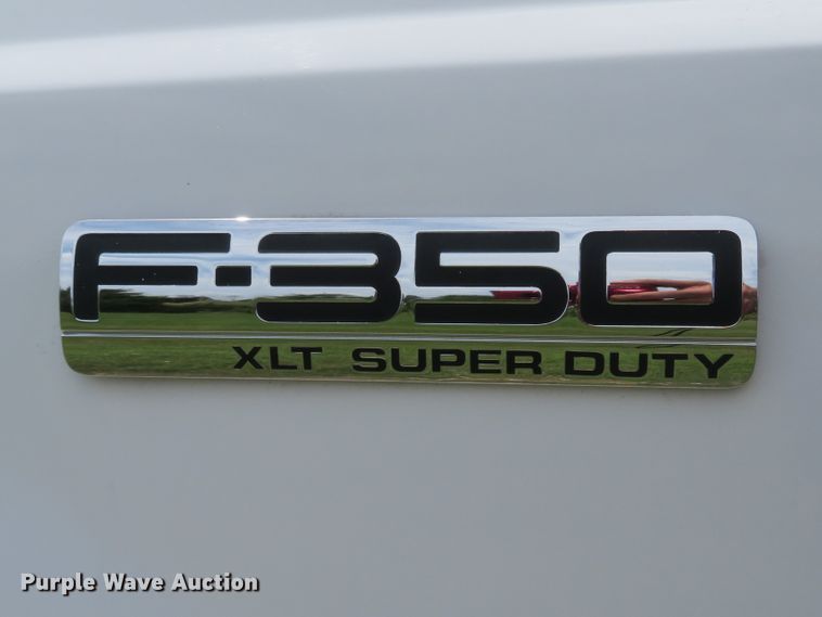 image for item DE8258 2006 Ford F350 Super Duty XLT Crew Cab utility bed pickup truck