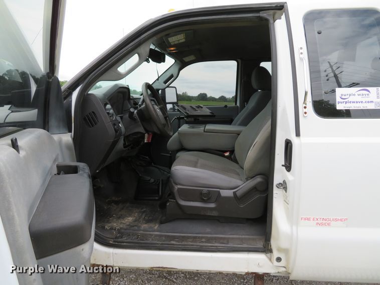 image for item DE8259 2011 Ford F350 Super Duty XL SuperCab utility bed pickup truck