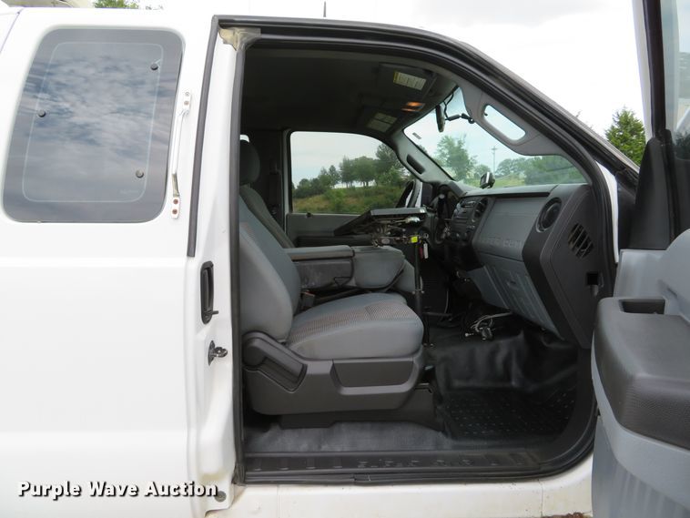 image for item DE8259 2011 Ford F350 Super Duty XL SuperCab utility bed pickup truck