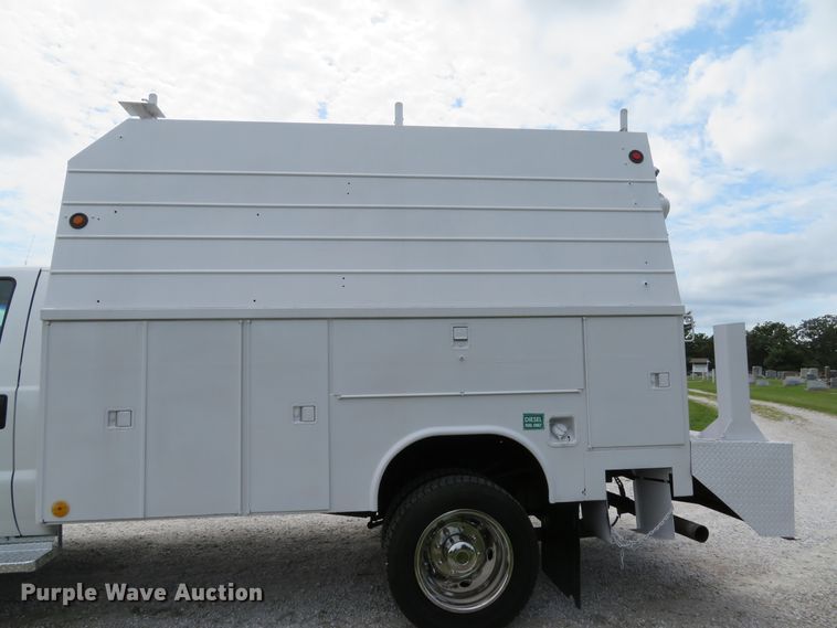 image for item DE8261 2002 Ford F550 Super Duty XL utility truck