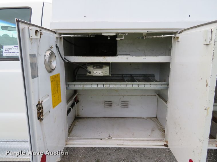 image for item DE8261 2002 Ford F550 Super Duty XL utility truck