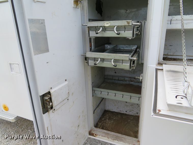 image for item DE8261 2002 Ford F550 Super Duty XL utility truck