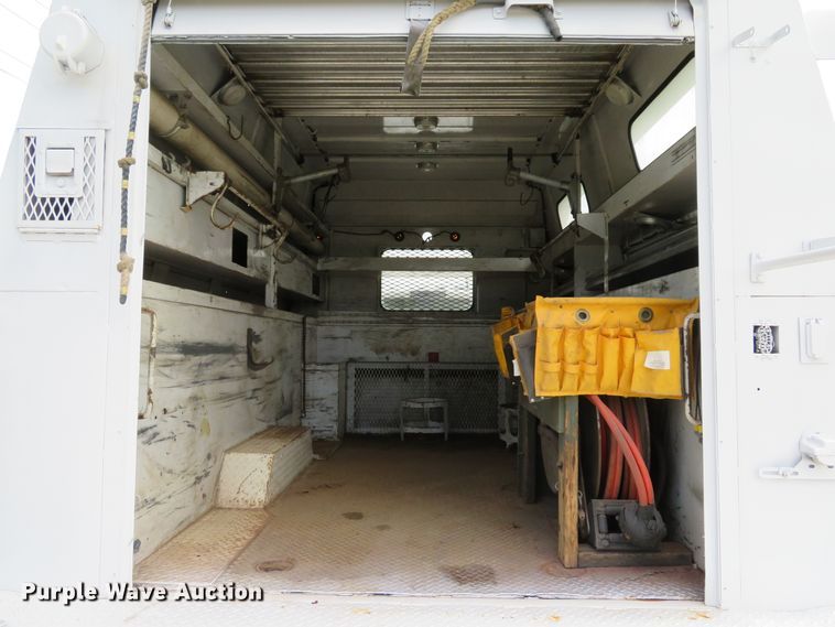 image for item DE8261 2002 Ford F550 Super Duty XL utility truck