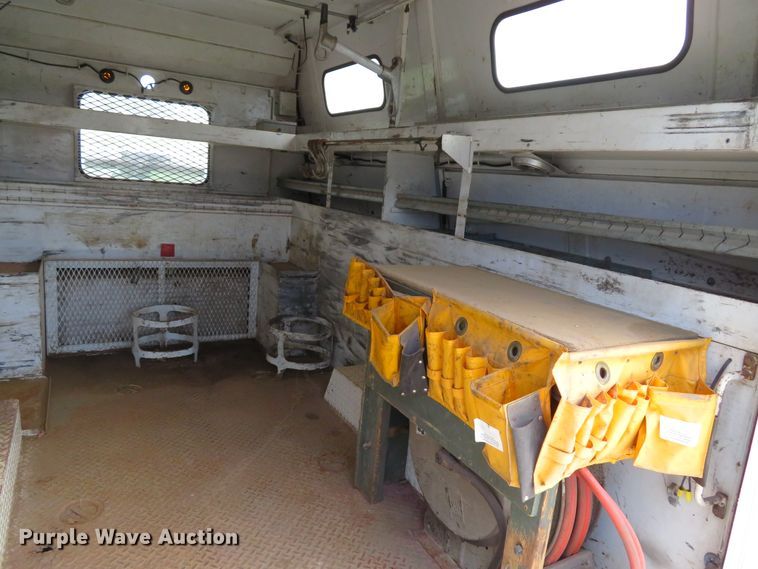 image for item DE8261 2002 Ford F550 Super Duty XL utility truck