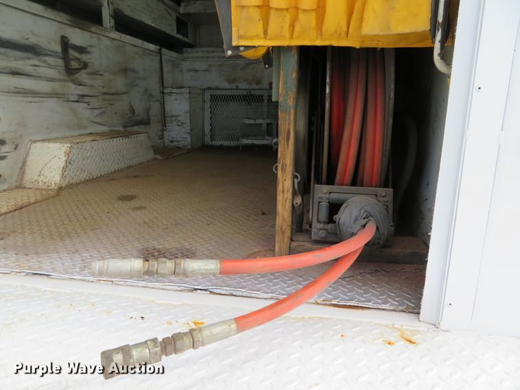 image for item DE8261 2002 Ford F550 Super Duty XL utility truck