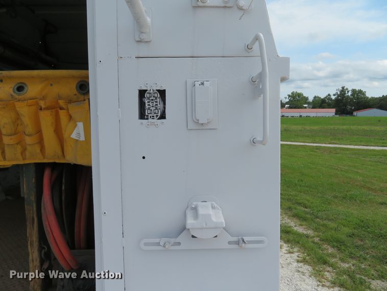 image for item DE8261 2002 Ford F550 Super Duty XL utility truck