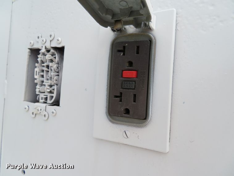 image for item DE8261 2002 Ford F550 Super Duty XL utility truck