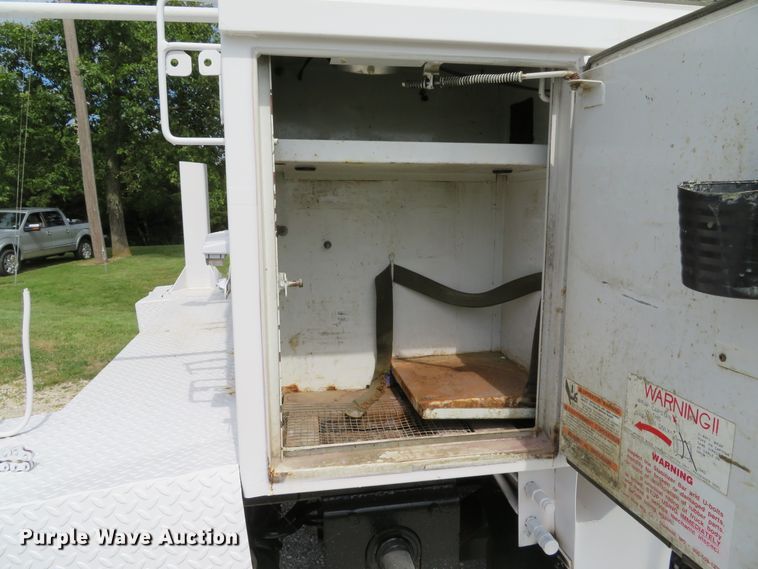 image for item DE8261 2002 Ford F550 Super Duty XL utility truck