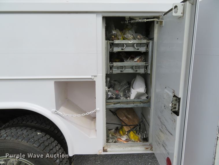 image for item DE8261 2002 Ford F550 Super Duty XL utility truck