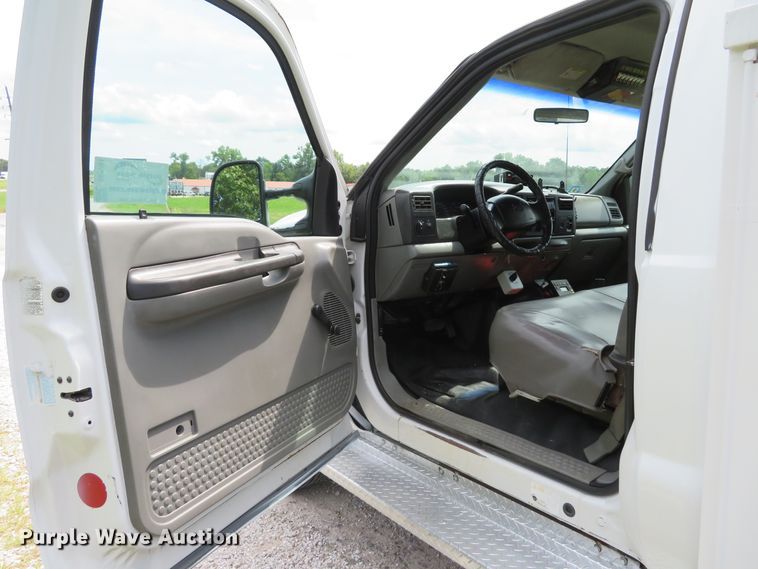 image for item DE8261 2002 Ford F550 Super Duty XL utility truck