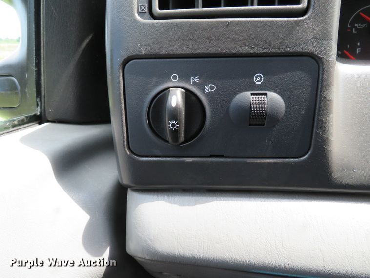 image for item DE8261 2002 Ford F550 Super Duty XL utility truck