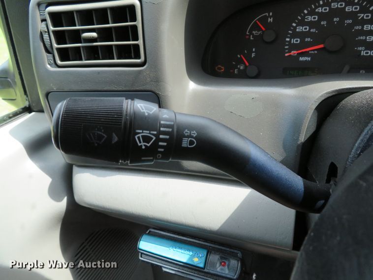 image for item DE8261 2002 Ford F550 Super Duty XL utility truck