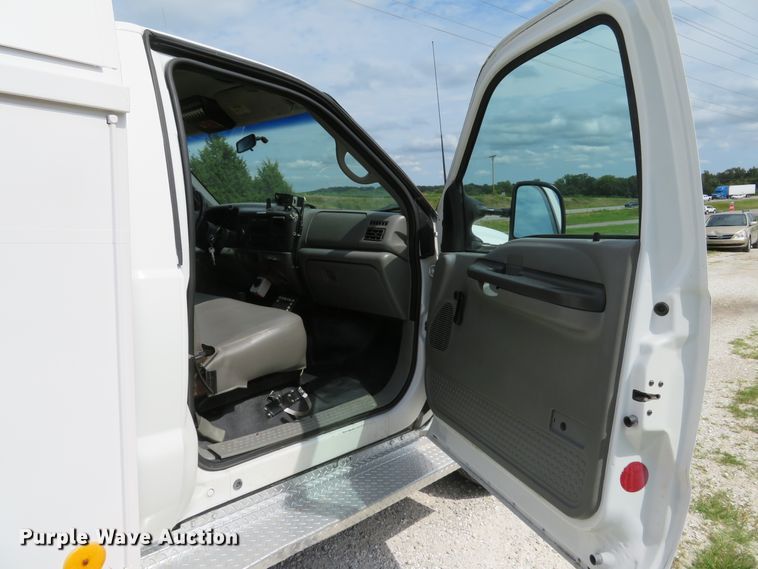 image for item DE8261 2002 Ford F550 Super Duty XL utility truck