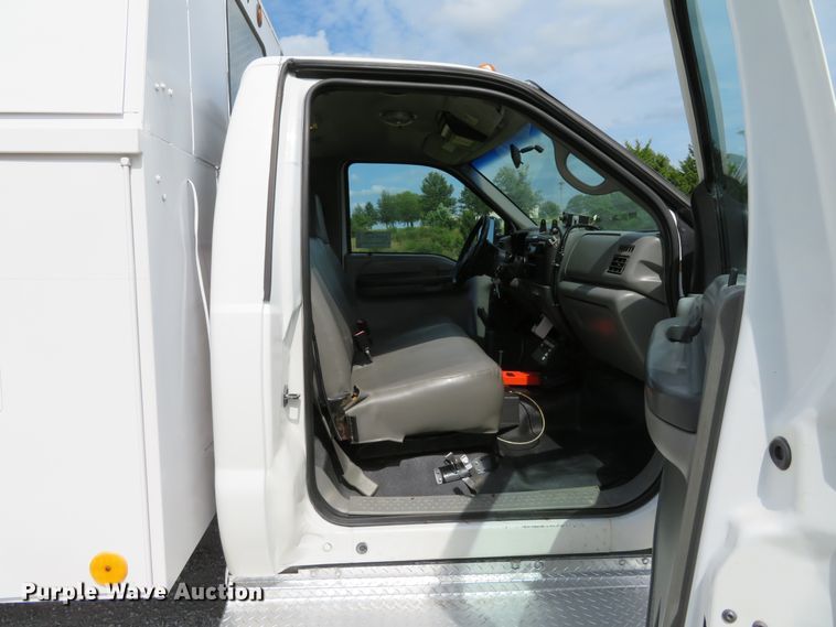 image for item DE8261 2002 Ford F550 Super Duty XL utility truck