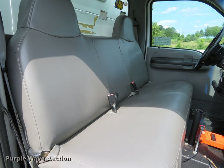 image for item DE8261 2002 Ford F550 Super Duty XL utility truck