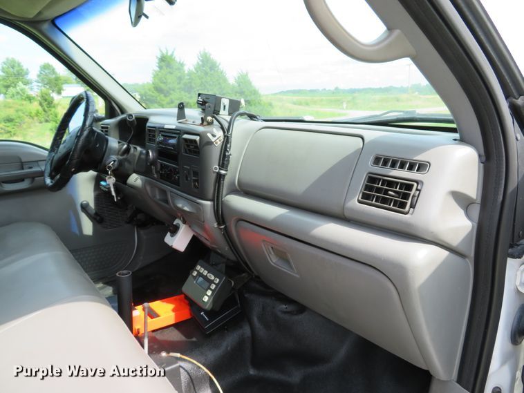 image for item DE8261 2002 Ford F550 Super Duty XL utility truck