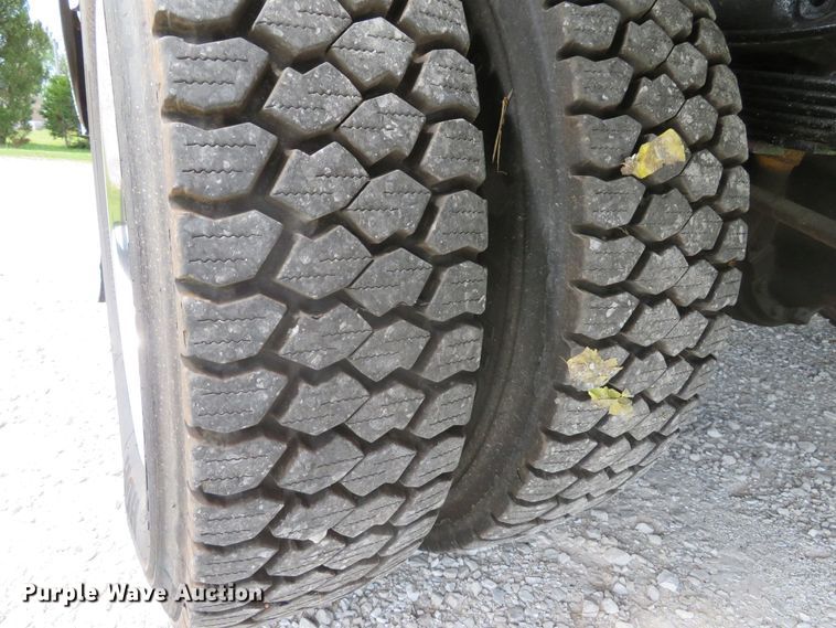 image for item DE8261 2002 Ford F550 Super Duty XL utility truck