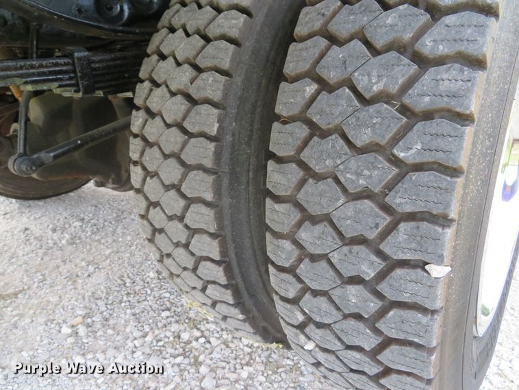 image for item DE8261 2002 Ford F550 Super Duty XL utility truck