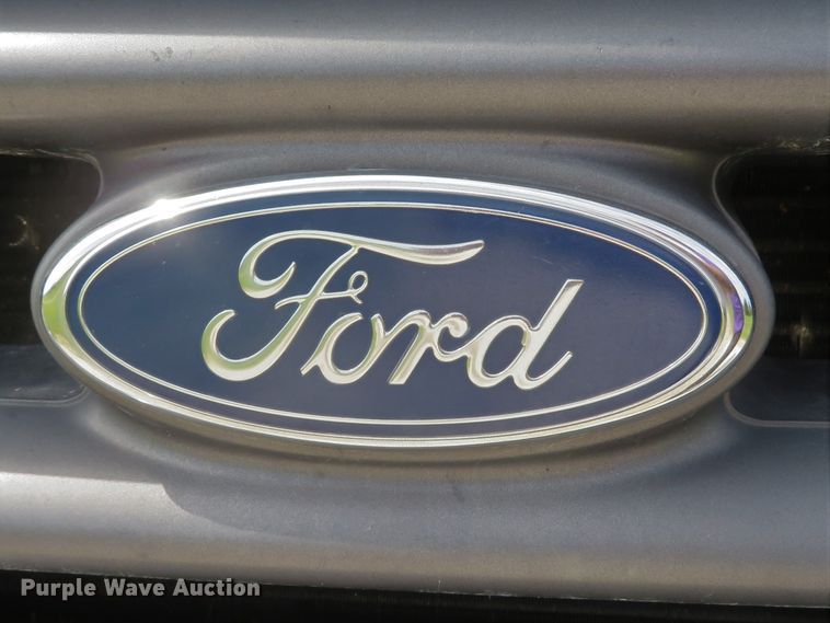 image for item DE8261 2002 Ford F550 Super Duty XL utility truck