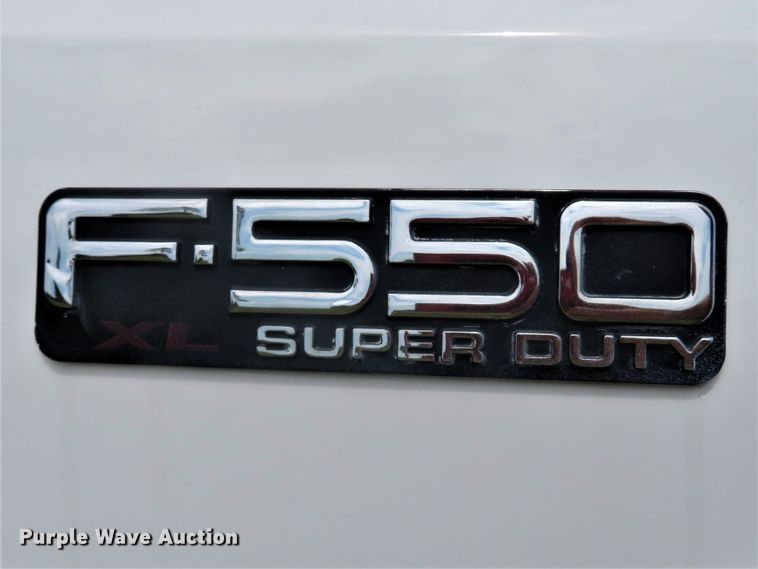 image for item DE8261 2002 Ford F550 Super Duty XL utility truck