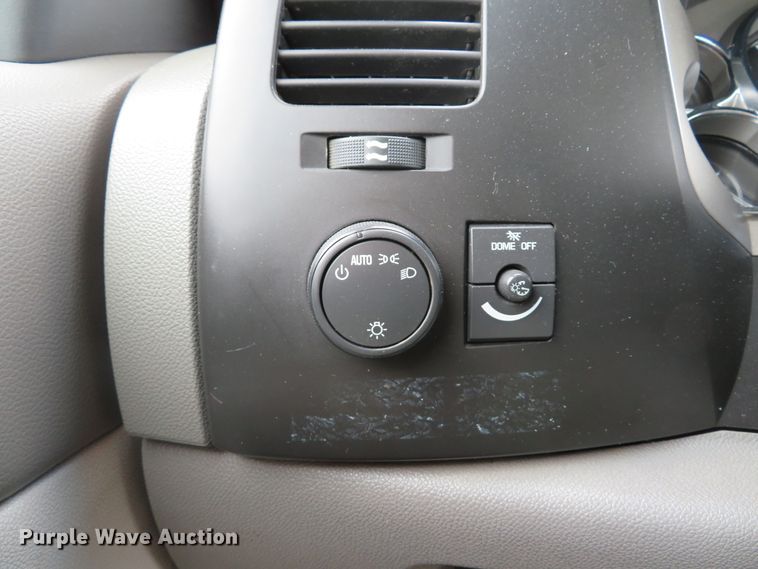 image for item DE8273 2009 Chevrolet Silverado 2500HD Crew Cab pickup truck