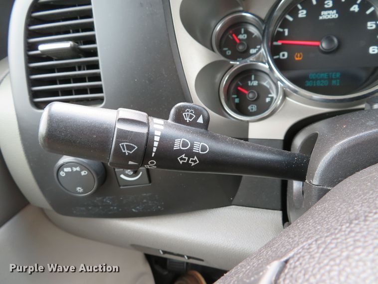 image for item DE8273 2009 Chevrolet Silverado 2500HD Crew Cab pickup truck