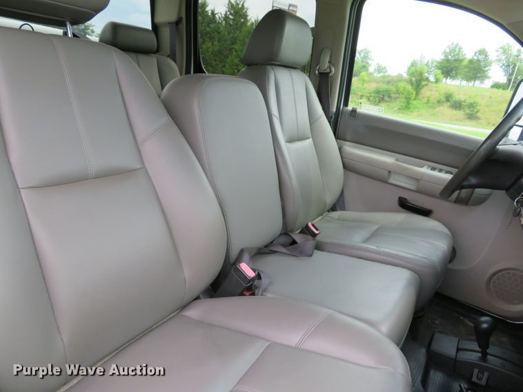 image for item DE8273 2009 Chevrolet Silverado 2500HD Crew Cab pickup truck