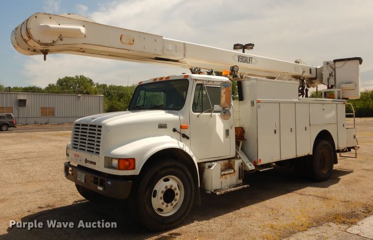 image for item DF6613 2001 International 4900 bucket truck