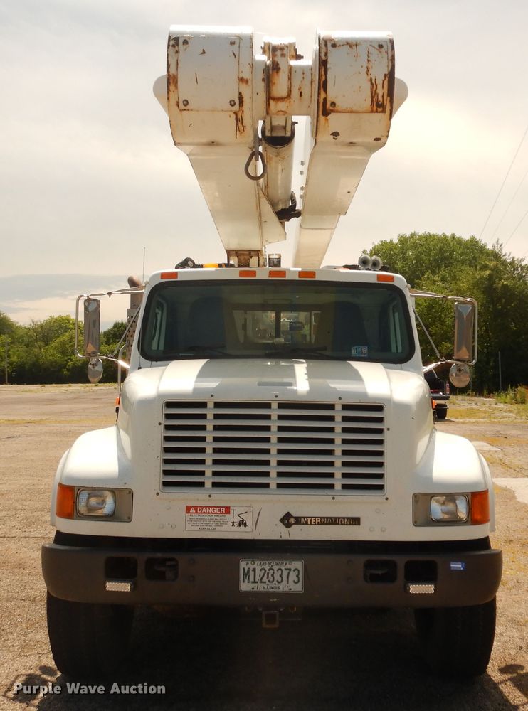 image for item DF6613 2001 International 4900 bucket truck
