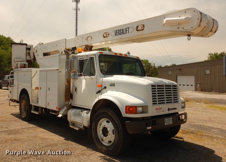 image for item DF6613 2001 International 4900 bucket truck