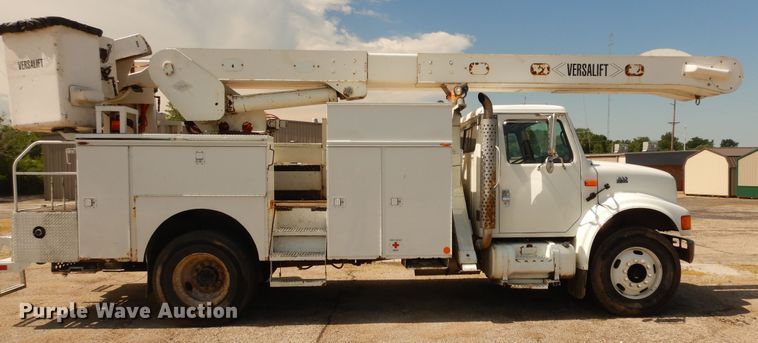 image for item DF6613 2001 International 4900 bucket truck