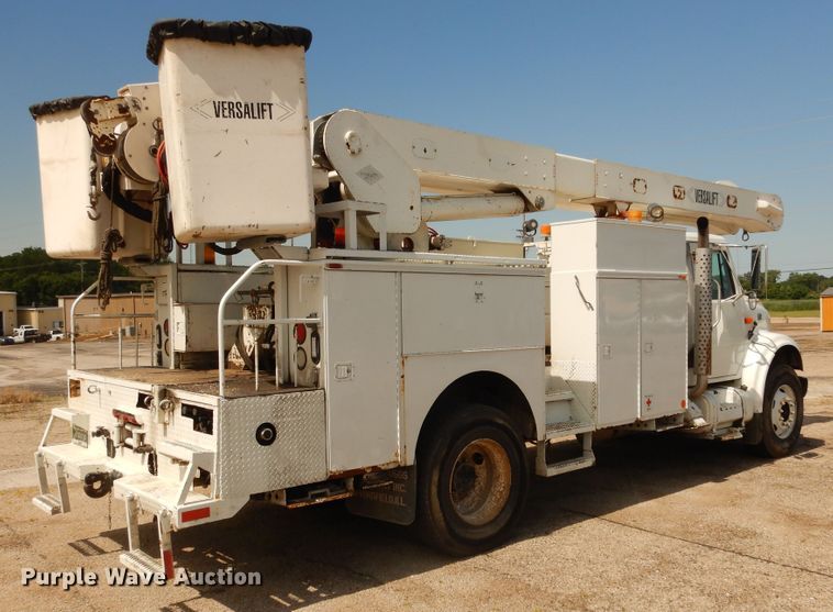 image for item DF6613 2001 International 4900 bucket truck