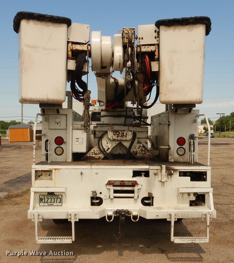 image for item DF6613 2001 International 4900 bucket truck