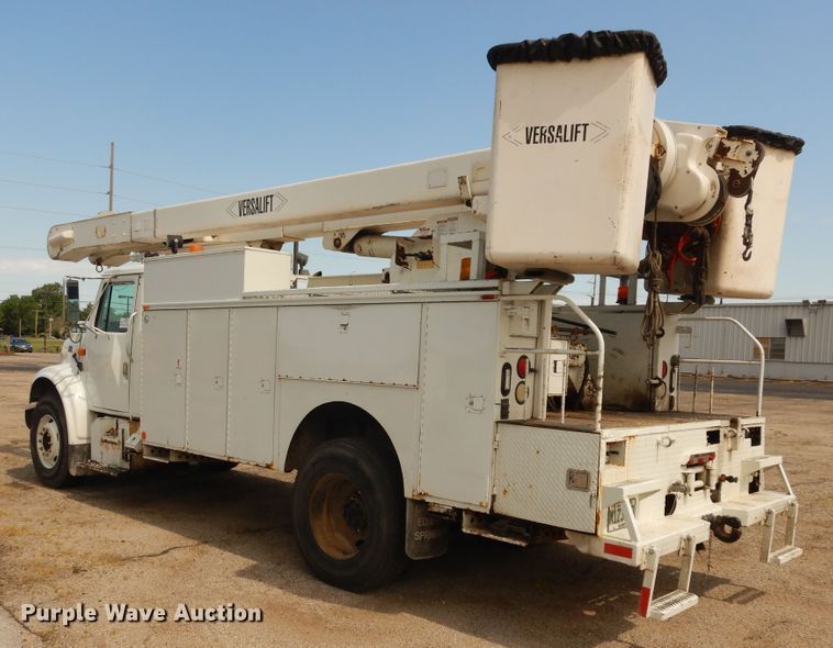 image for item DF6613 2001 International 4900 bucket truck