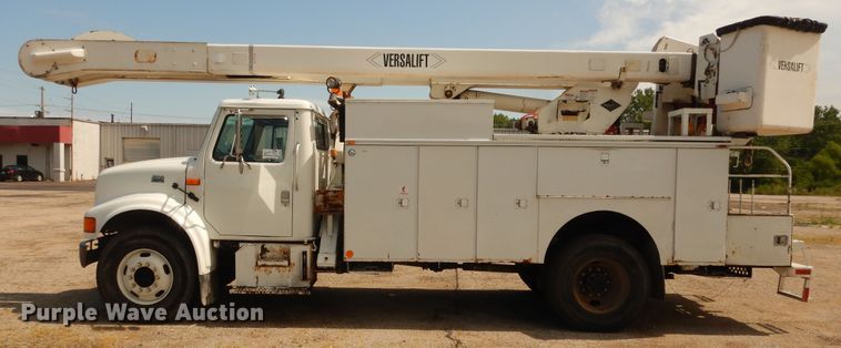 image for item DF6613 2001 International 4900 bucket truck