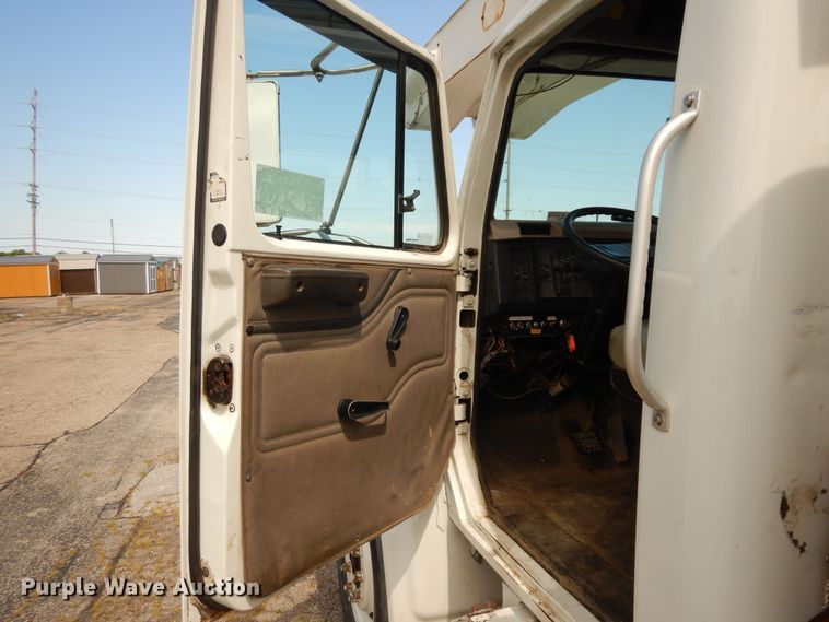 image for item DF6613 2001 International 4900 bucket truck