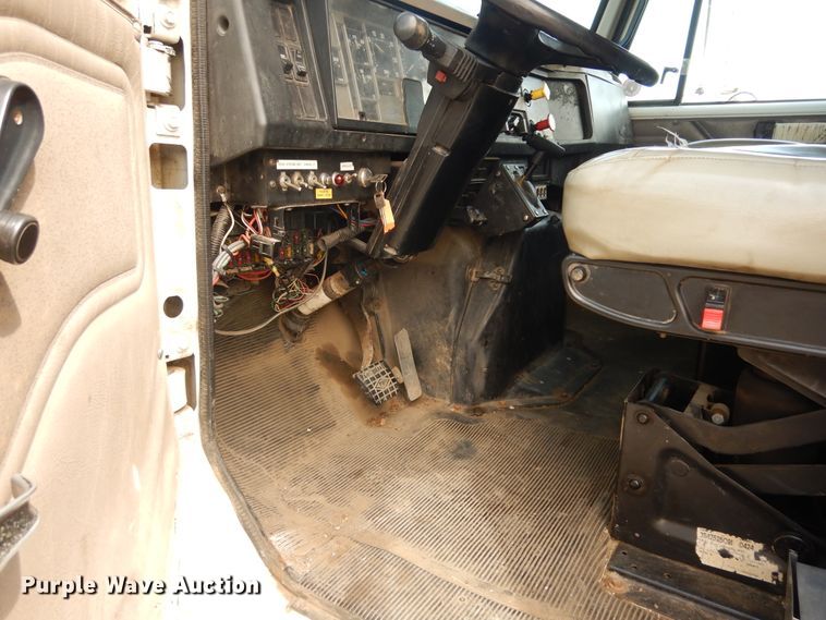 image for item DF6613 2001 International 4900 bucket truck