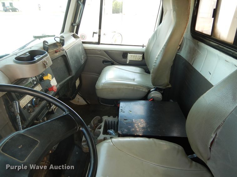 image for item DF6613 2001 International 4900 bucket truck