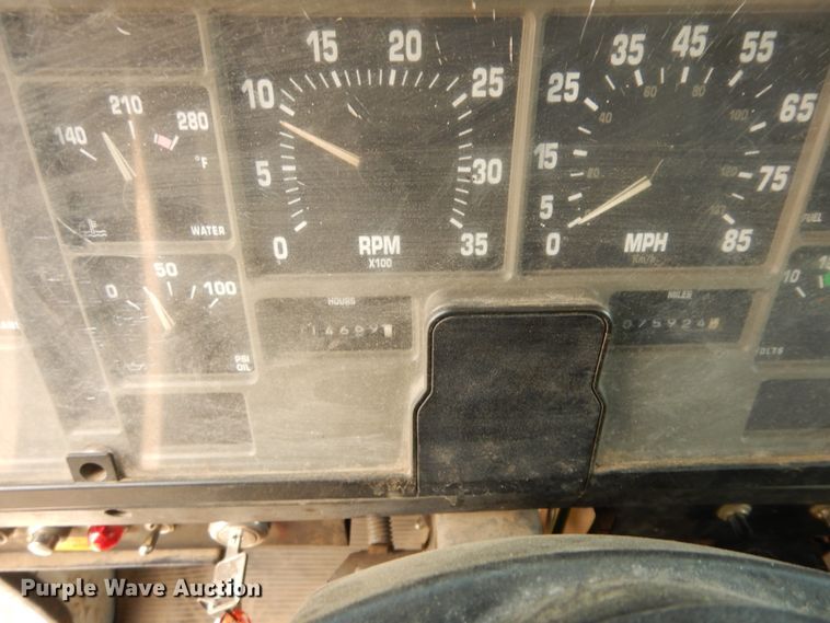 image for item DF6613 2001 International 4900 bucket truck