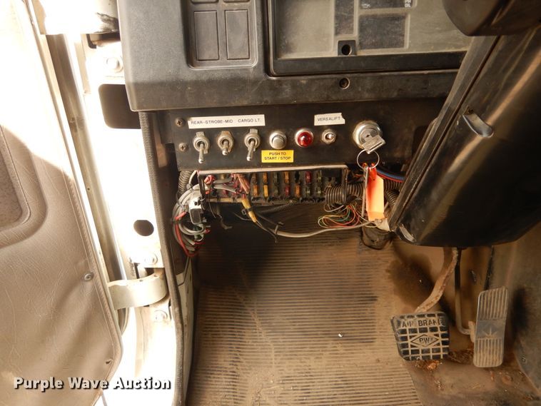 image for item DF6613 2001 International 4900 bucket truck