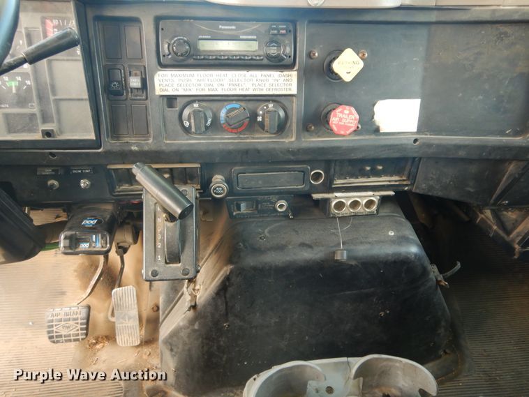 image for item DF6613 2001 International 4900 bucket truck