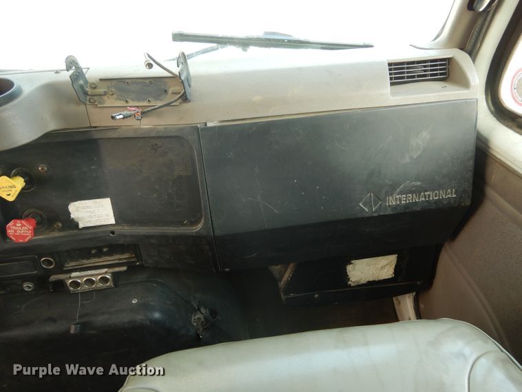 image for item DF6613 2001 International 4900 bucket truck