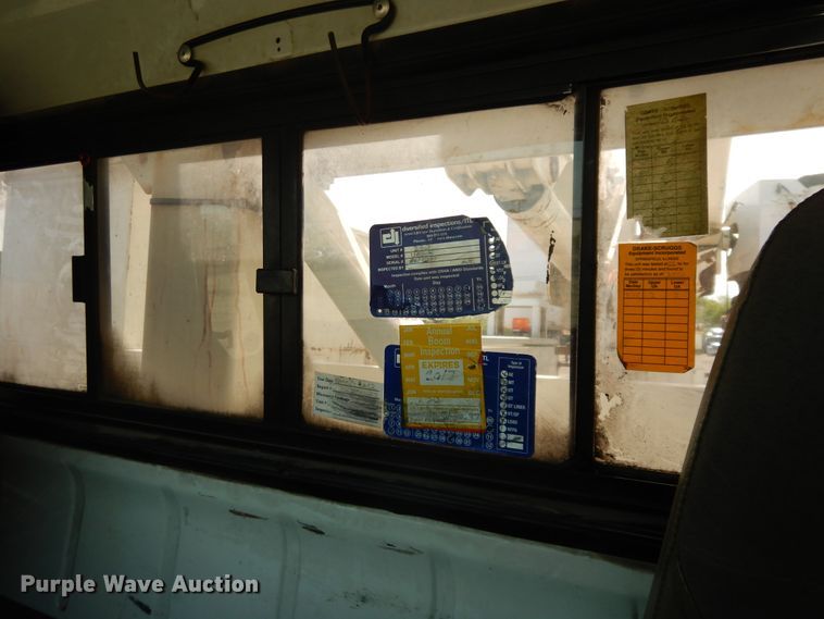 image for item DF6613 2001 International 4900 bucket truck