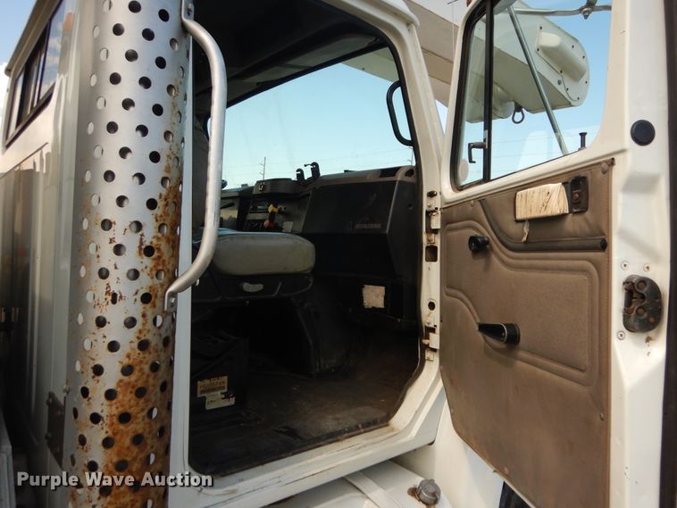 image for item DF6613 2001 International 4900 bucket truck