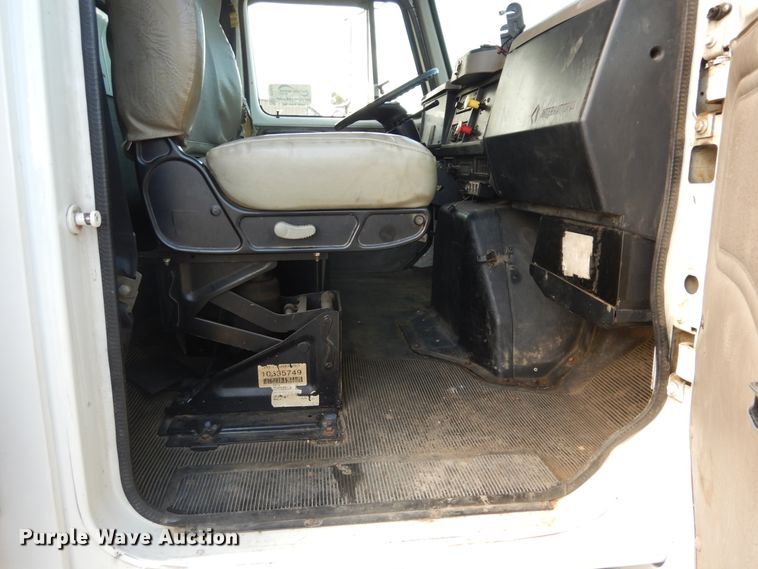 image for item DF6613 2001 International 4900 bucket truck