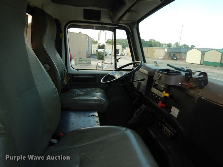 image for item DF6613 2001 International 4900 bucket truck